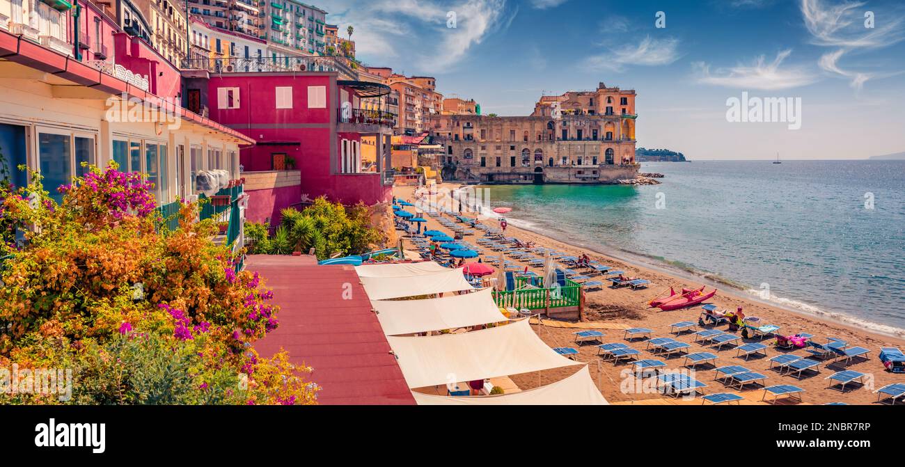 Paysage urbain d'été panoramique de Naples, Italie, Europe. Paysage marin attrayant de paysage méditerranéen. Arrière-plan du concept de vacances. Banque D'Images