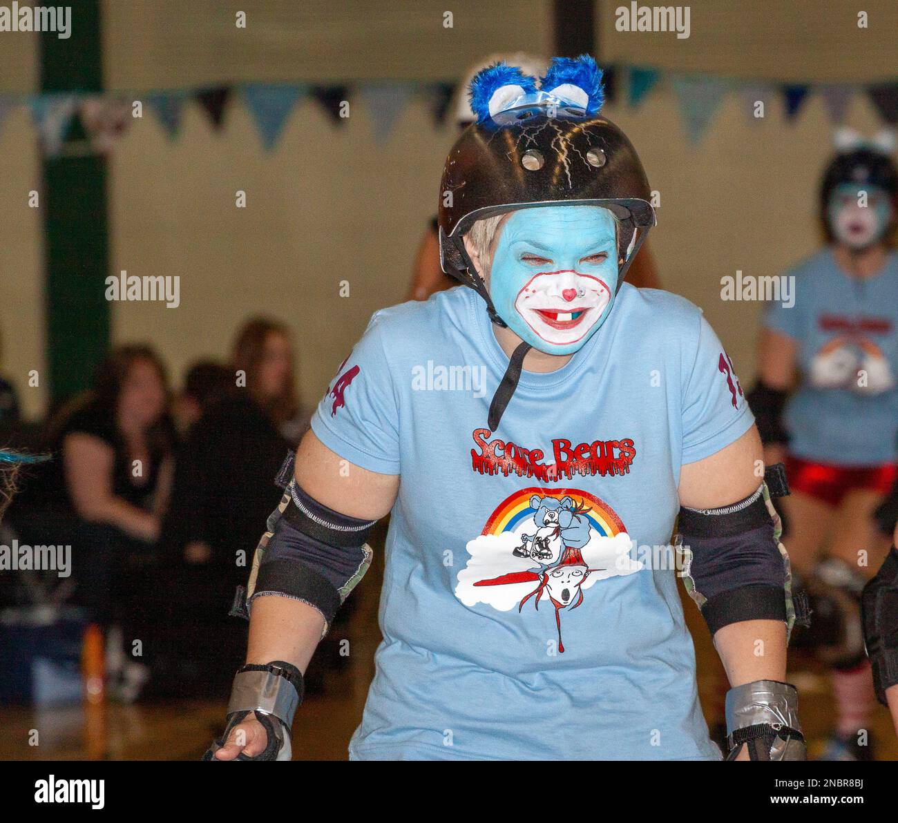 Les patineurs Roller derby portent des vêtements qui rappellent le nom de leur équipe de ligue mixte Scare Bears Banque D'Images