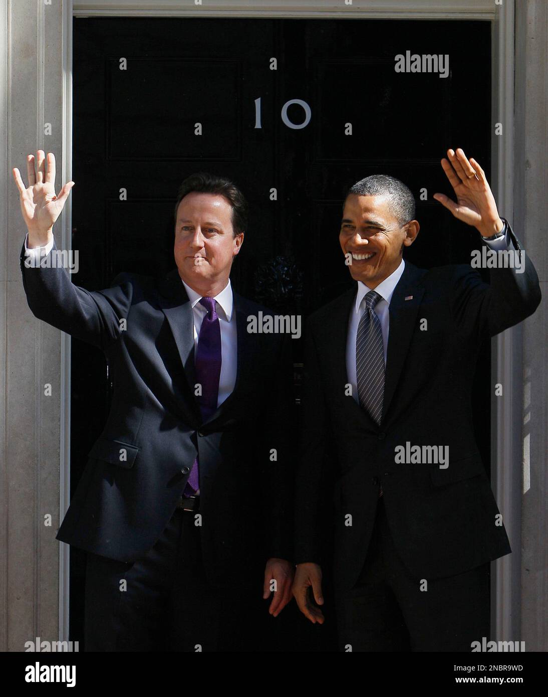 British Prime Minister David Cameron, left, and U.S. President Barack Obama, right, wave to members of the media outside Cameron's official residence at 10 Downing street in central London, prior to their meeting, Wednesday May 25, 2011. Obama is plunging back into the complex security debates over Afghanistan, Libya and uprisings in the Middle East, while trying to reassure European allies that they still are valued partners in U.S. foreign policy. (AP Photo/Alastair Grant) Banque D'Images