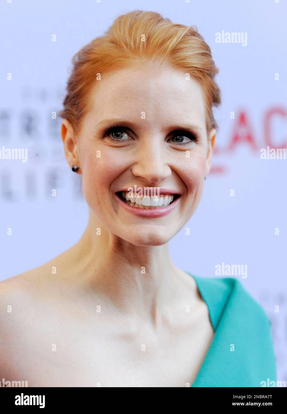 Jessica Chastain, a cast member in "The Tree of Life," poses at a screening of the film, Tuesday, May 24, 2011, in Los Angeles. (AP Photo/Chris Pizzello) Banque D'Images