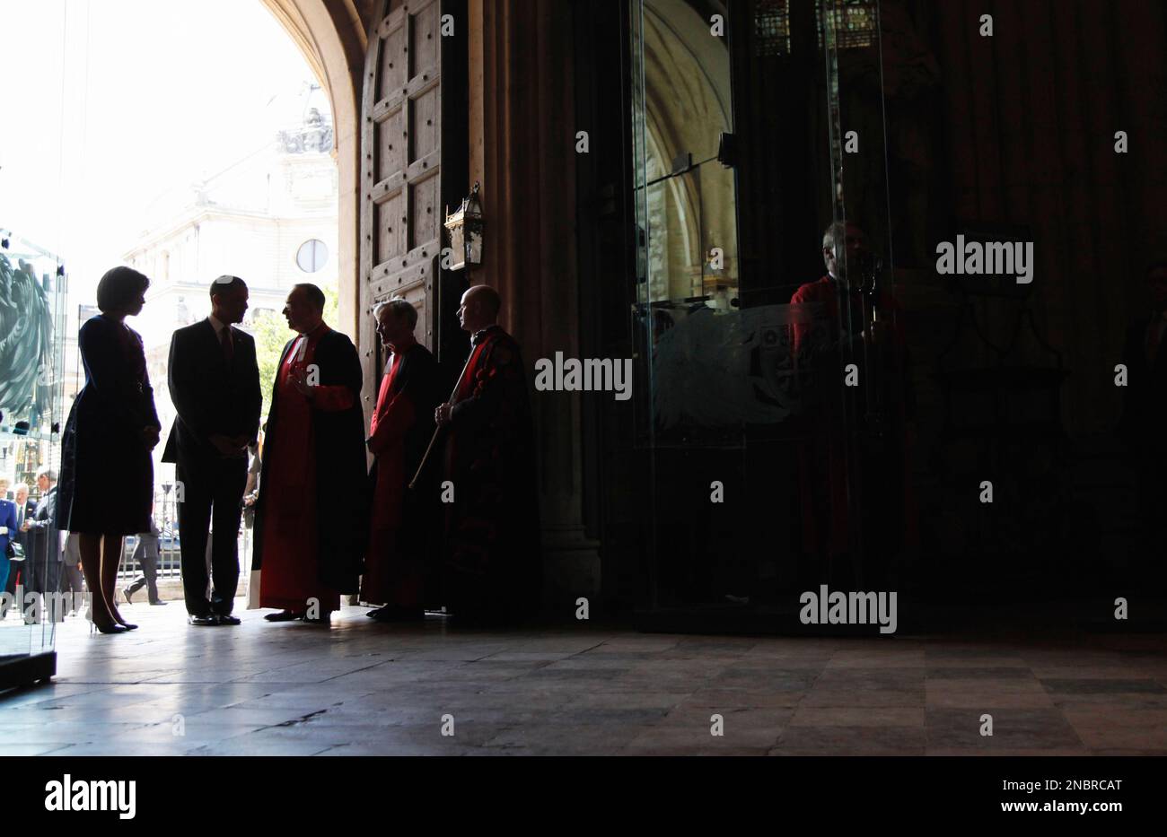 President Barack Obama, second from left, and first lady Michelle Obama, left, are greeted by the Dean of Westminster Rev. John Hall, third from left as they arrive for a after a wreath laying ceremony at the Grave of the Unknown Warrior at Westminster Abbey in London, Tuesday, May 24, 2011. (AP Photo/Carolyn Kaster) Banque D'Images