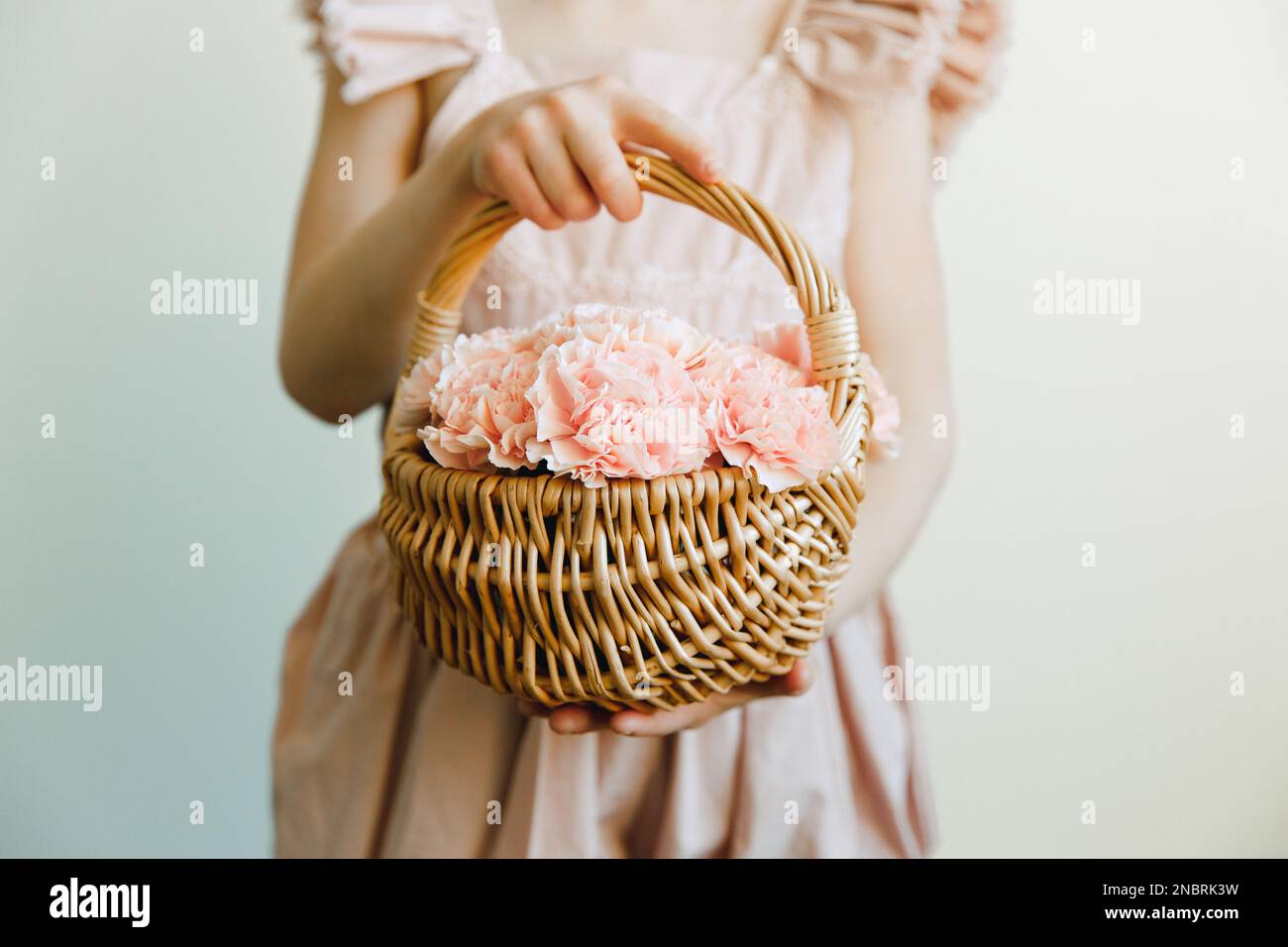 Carte Postale Ancienne – Jeune Fille Au Panier De Marguerites – Vintage 1900