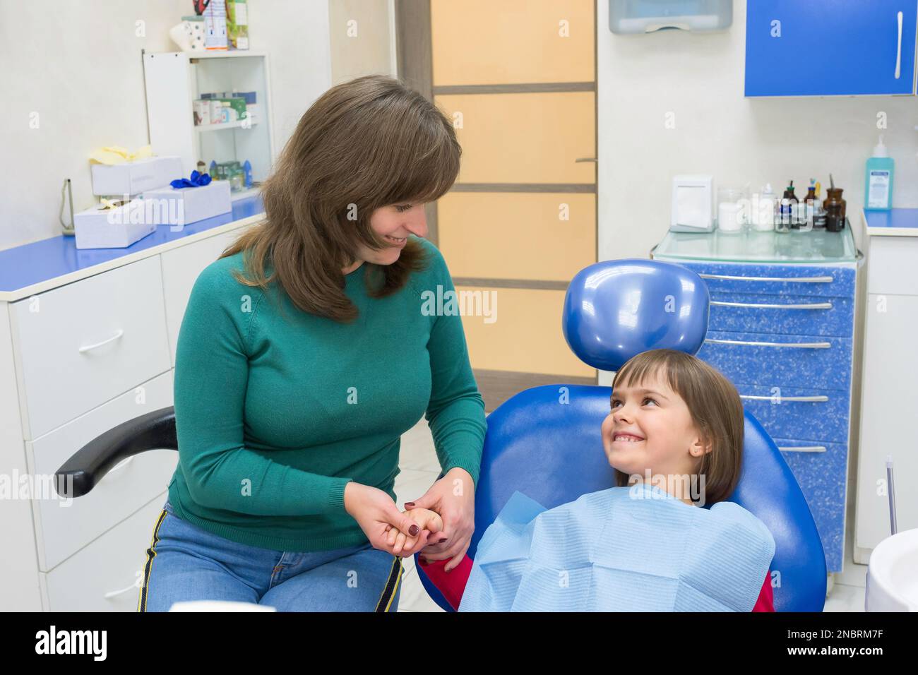 Une mère avec une fille dans un cabinet de dentistes. Médecine, dentisterie et soins de santé Banque D'Images