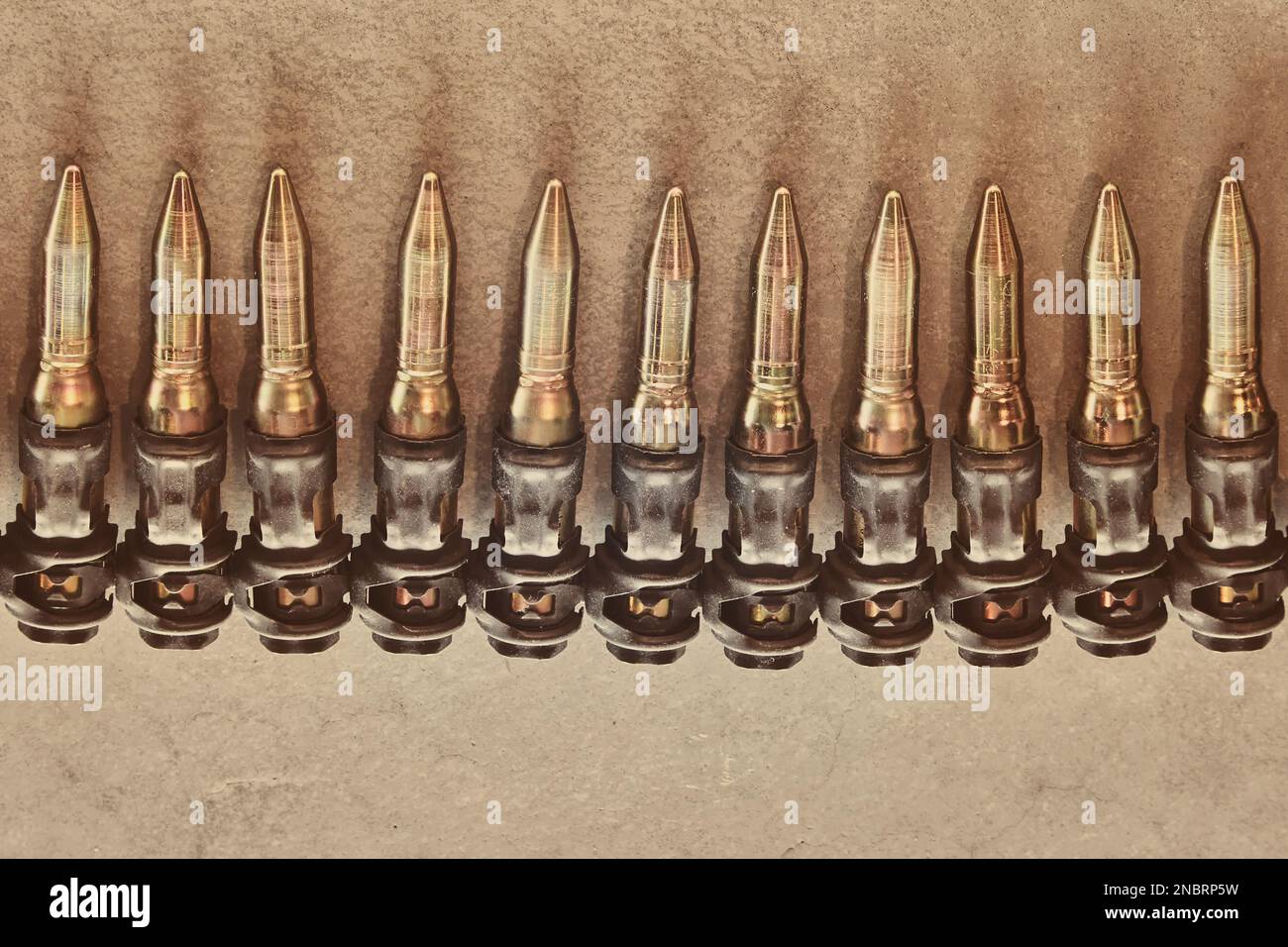 Image de style rétro d'une ceinture de munitions de mitrailleuse militaire Banque D'Images
