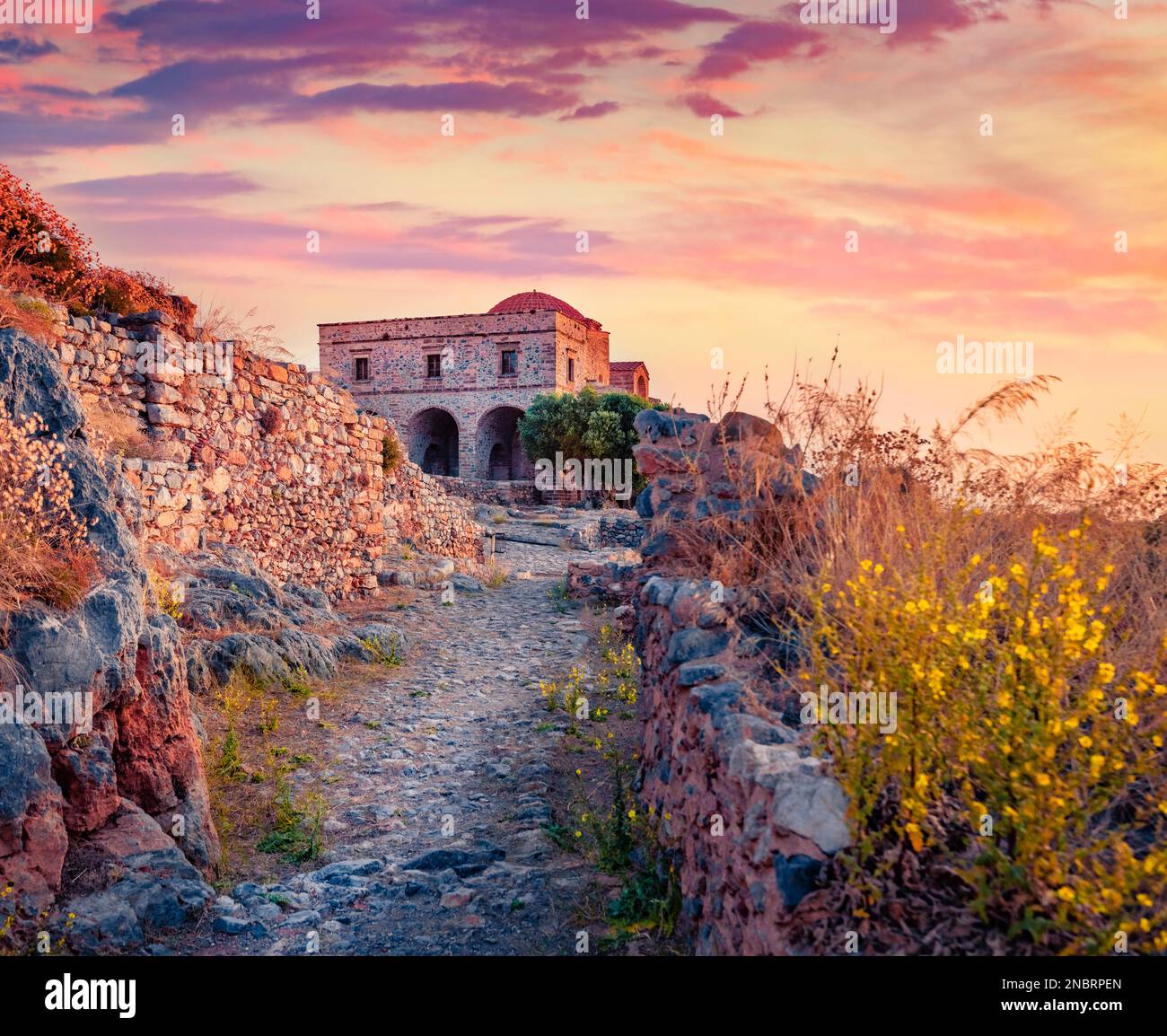 Vue d'été spectaculaire sur le site historique - le monument de l'église Agia Sophia, situation de la ville de Monemvasia. Magnifique scène extérieure des pépins du Péloponnèse Banque D'Images