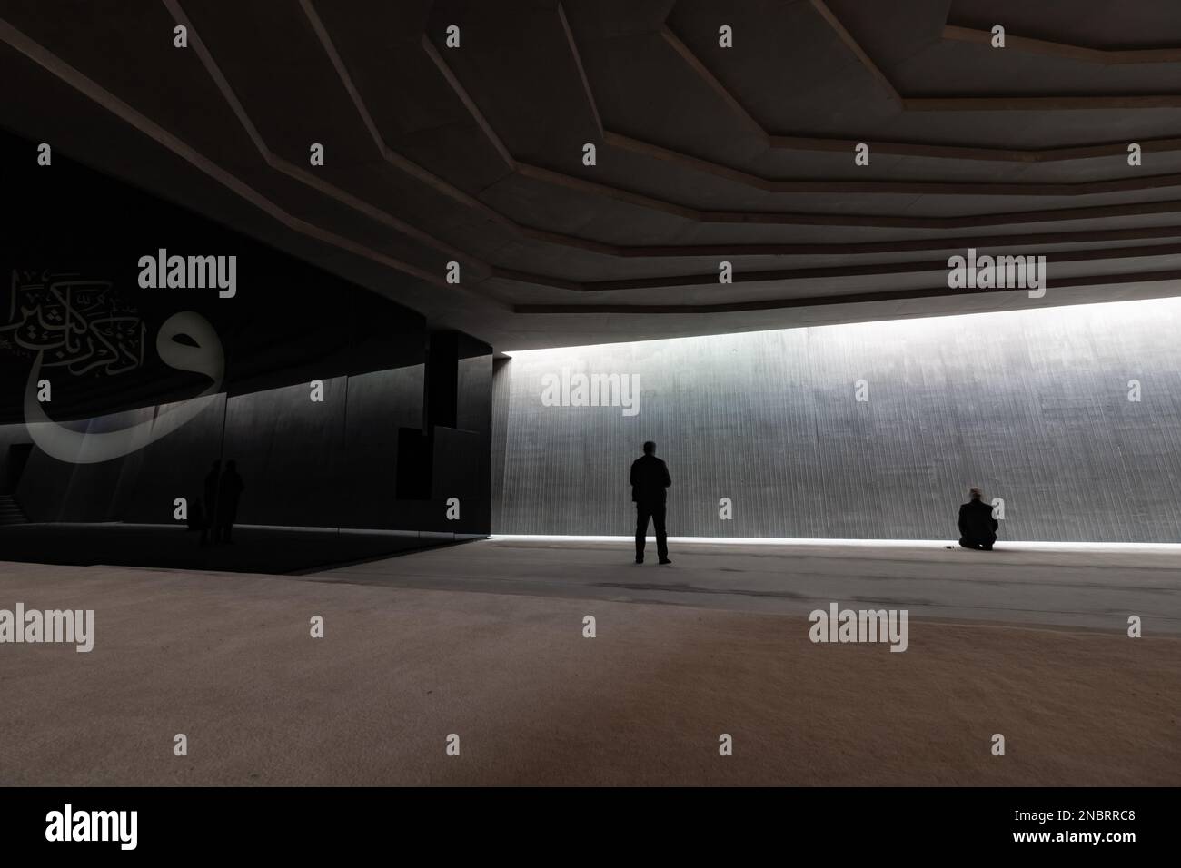 Des hommes musulmans priant dans une mosquée moderne. Ramadan ou photo de concept islamique. Calligraphie islamique sur le mur. Mosquée Sancaklar. Istanbul Turkiye - 11.12.2 Banque D'Images