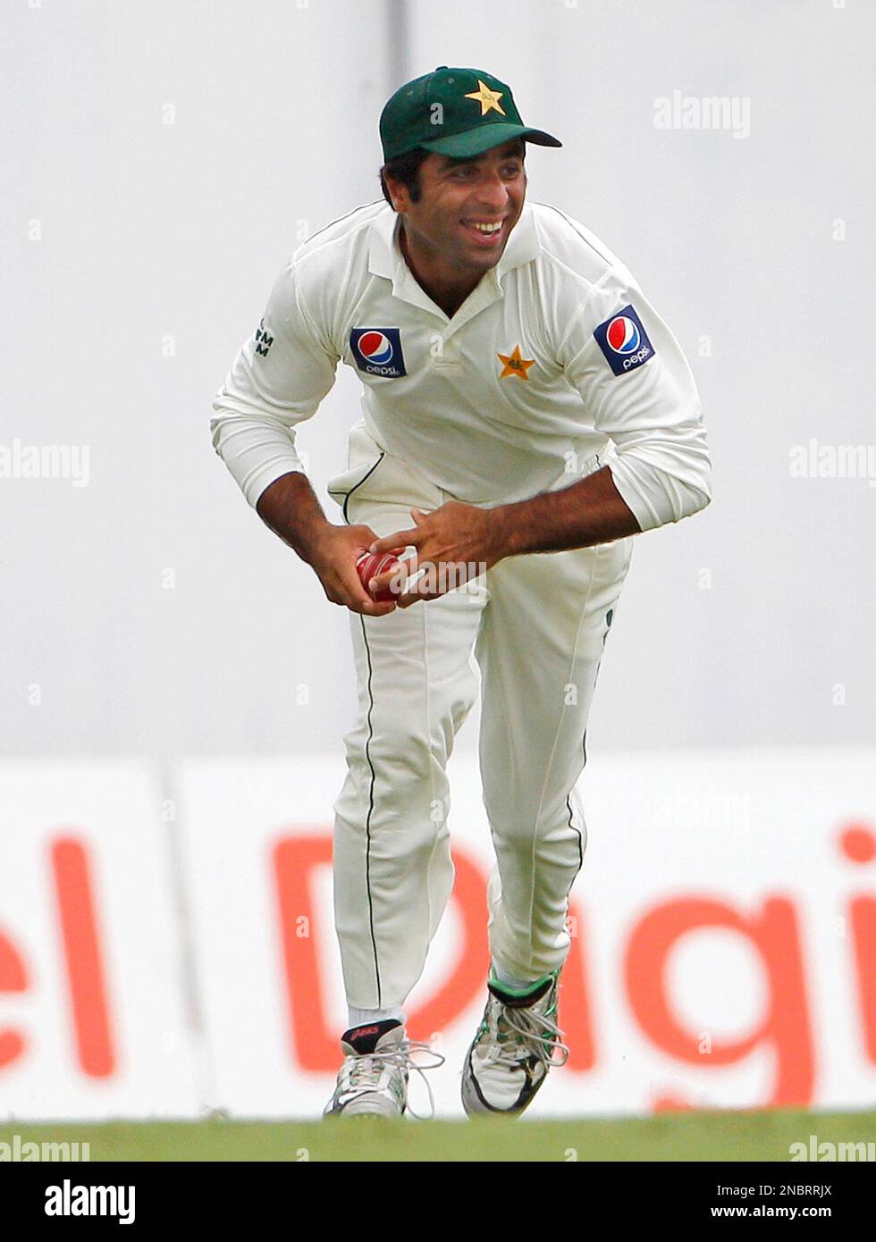 Pakistan's fielder Taufeeq Umar reacts after taking the catch to dismiss West Indies' opener Kraigg Brathwaite for 15 runs on the second day of their second cricket Test match in Basseterre, St. Kitts, Saturday May 21, 2011. (AP Photo/Andres Leighton) Banque D'Images