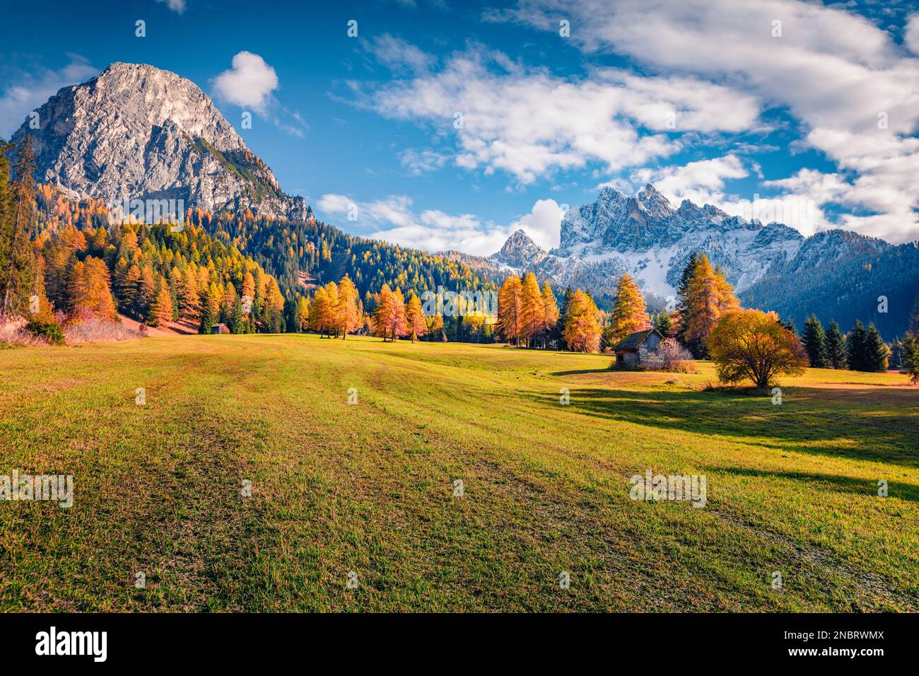 Photographie de la vallée de montagne. Vue majestueuse sur le sommet de Durrenstein en automne. Scène matinale colorée des Alpes Dolomites, province de Bolzano - Tyrol du Sud, Banque D'Images