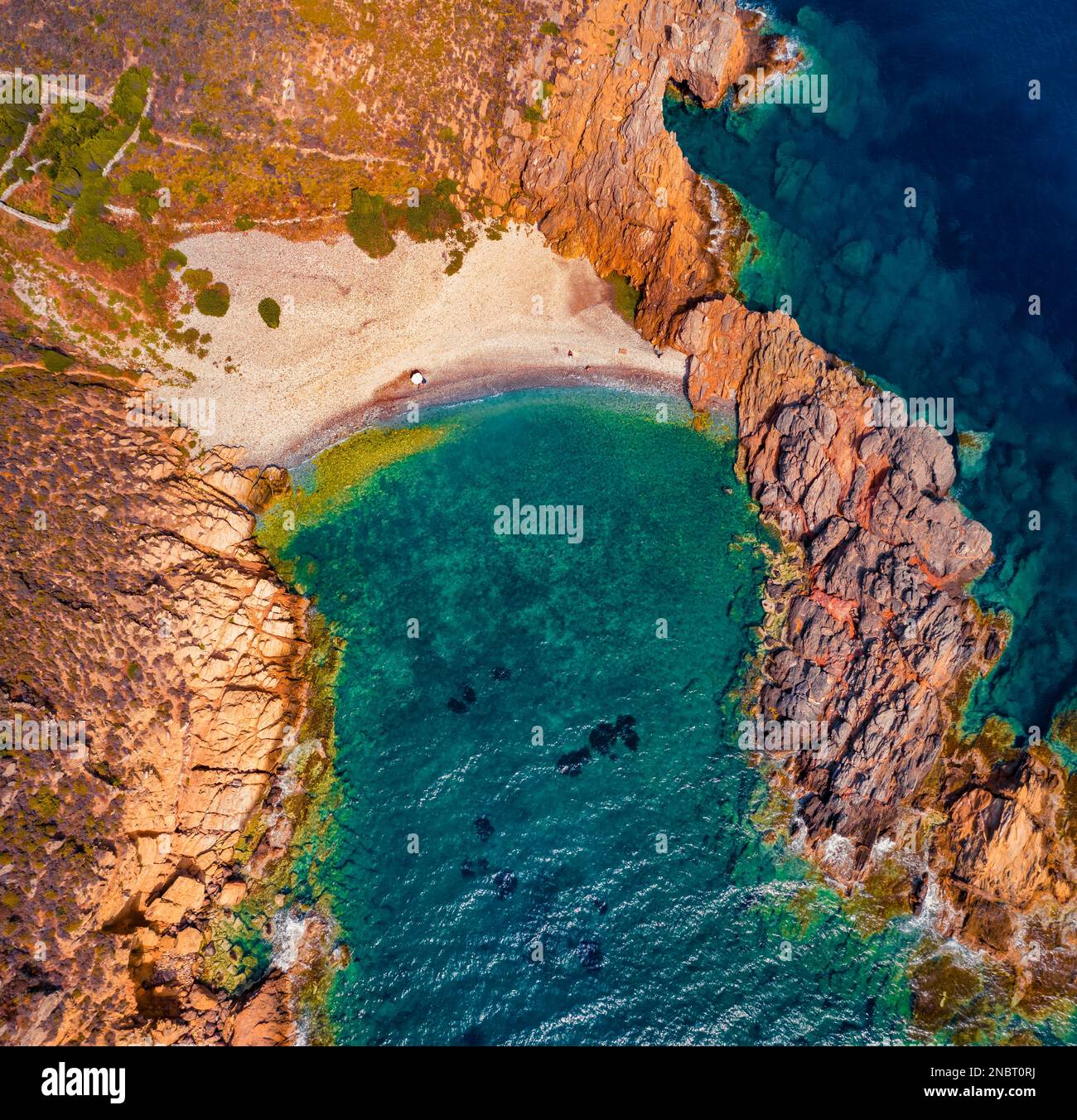 Vue directe depuis le drone volant de la plage d'Exo Kapi. Scène extérieure colorée de la péninsule du Péloponnèse, Grèce, Europe. Depp bleu mer Méditerranée. Banque D'Images