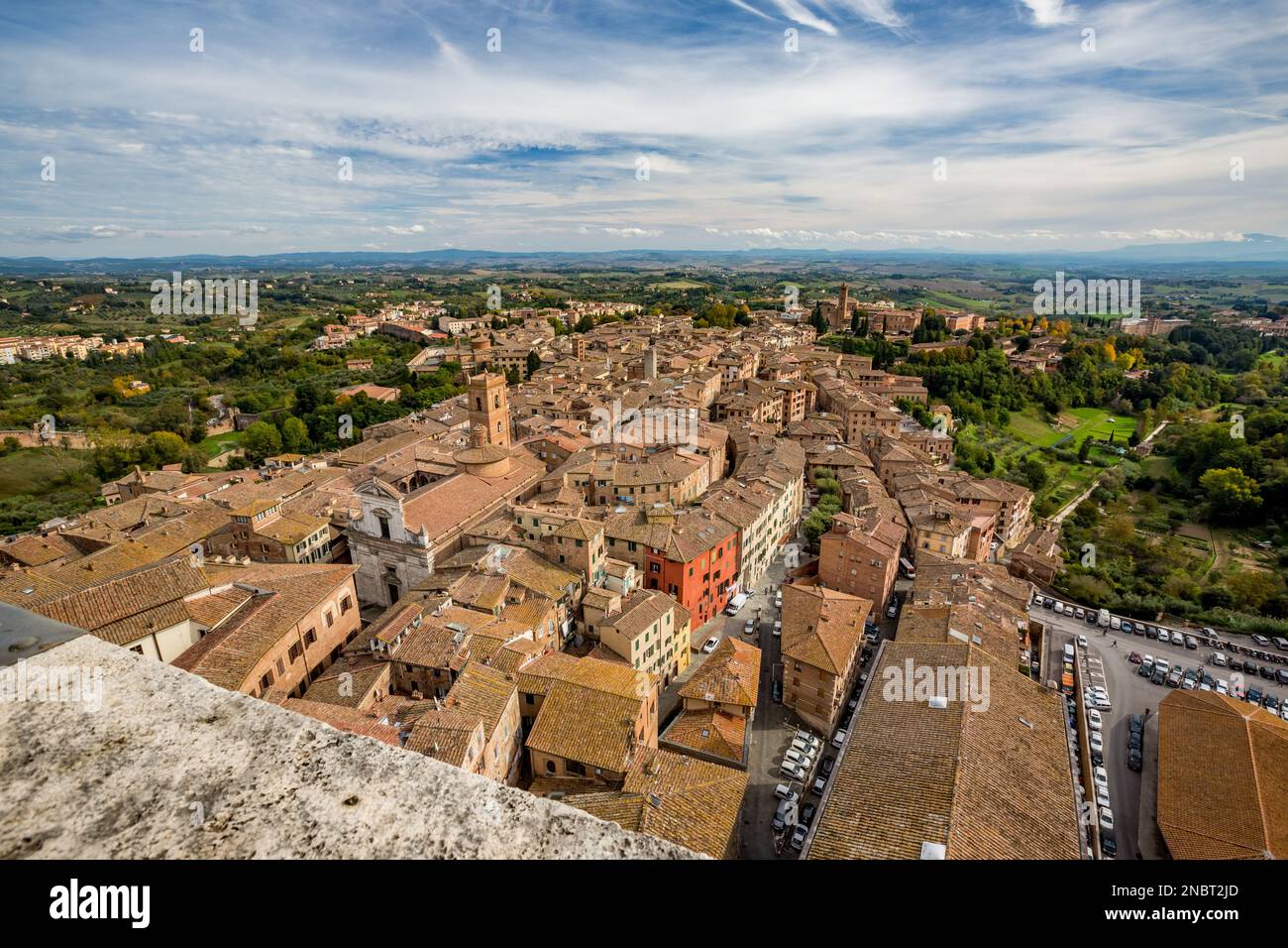 Paysage de haut-angle, vue panoramique d'oiseau-oeil du point le plus élevé de Sienne, Toscane, Italie, de son ancienne tour de brique. Voyage d'automne élevé Banque D'Images