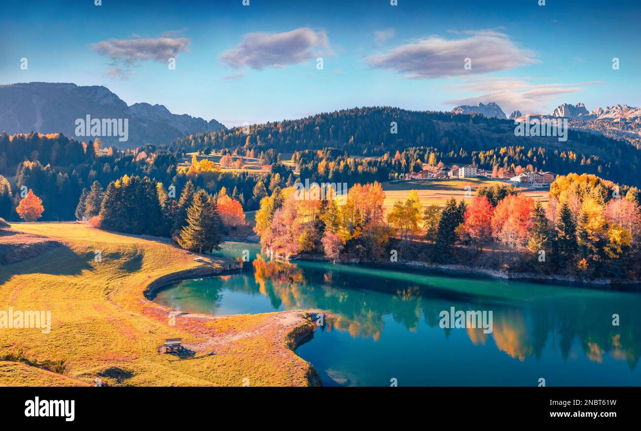 Vue aérienne sur le lac de Soraga en automne. Magnifique paysage urbain matinal du village de Soraga di Fassa, province de trente, Italie, Europe. Une spectaculaire arnaque extérieure Banque D'Images