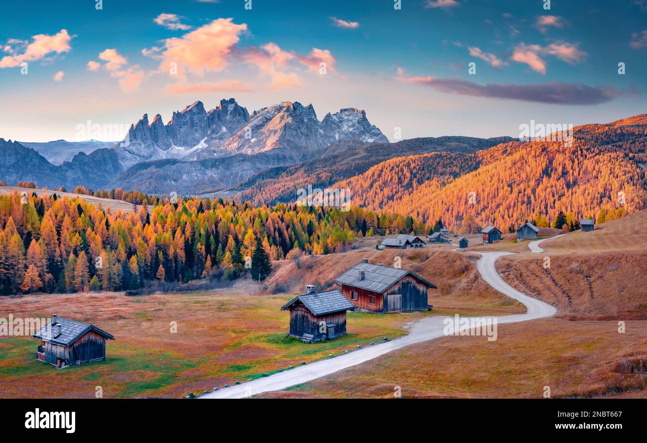 Adorable vue d'automne sur la route sinueuse de la vallée de Fuchiade. Magnifique vue en soirée sur les Alpes Dolomites, l'Italie, l'Europe. Coucher de soleil spectaculaire en Italie, en Europe. Banque D'Images