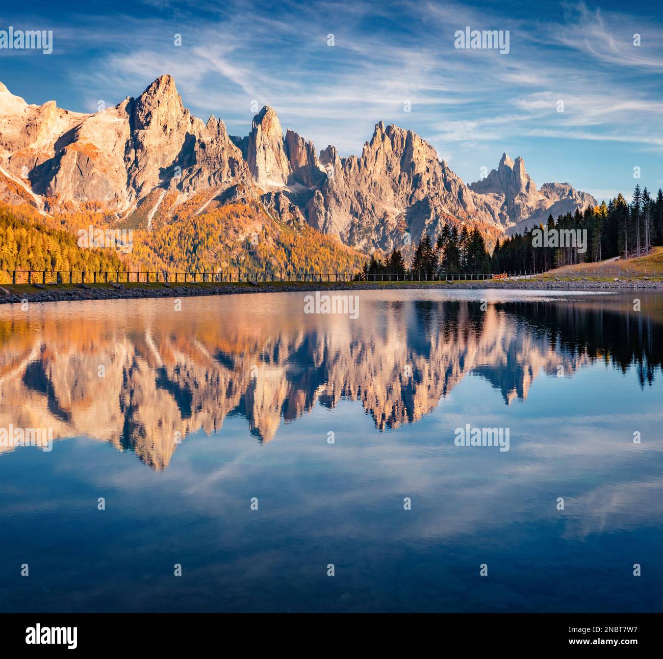 La chaîne de montagnes Pala di San Martino se reflète à la surface du lac ces de Malga. Superbe vue d'automne sur les Alpes Dolomites. Magnifique scène extérieure de l'Italie, E Banque D'Images