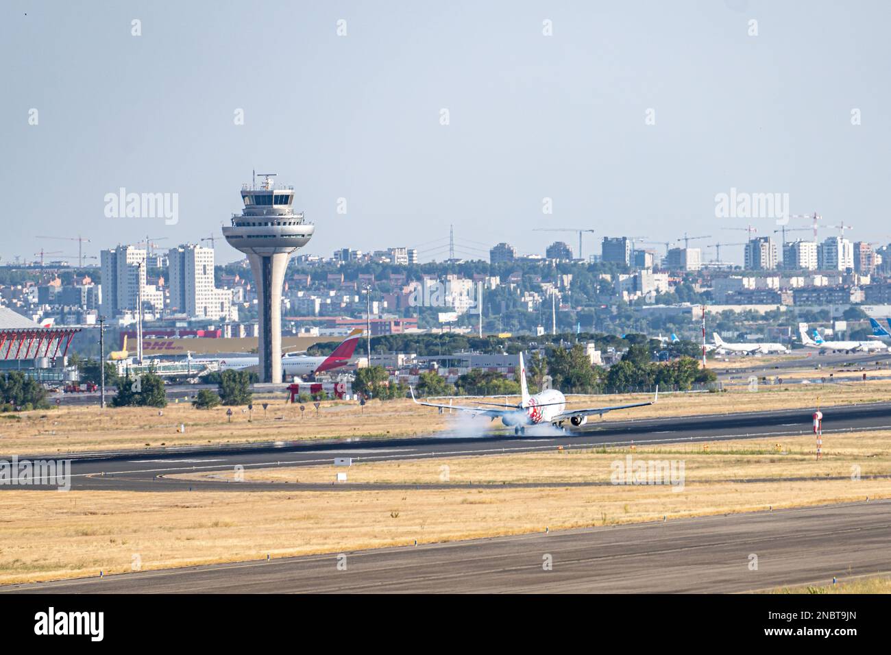 Avion blanc, rouge et vert Royal Air Maroc, décoré d'étoiles et d'hexagones de couleur, avec le train d'atterrissage abaissé, approchant l'aéroport. Banque D'Images