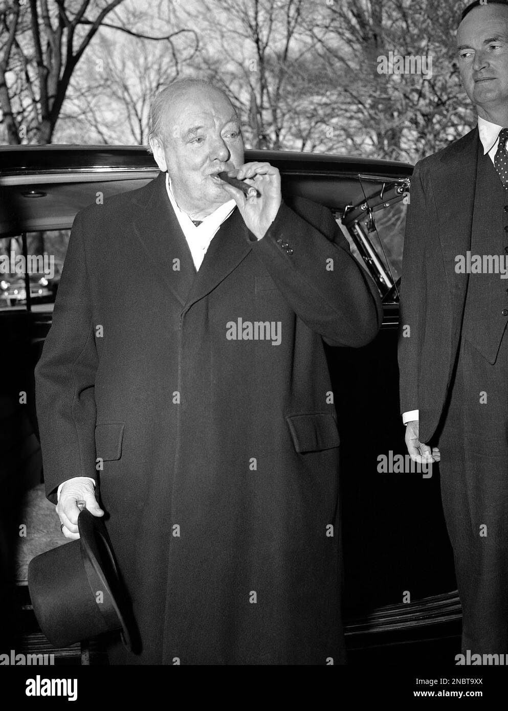 British Prime Minister Winston Churchill arrives at White House in Washington on Jan. 18, 1952 to say goodbye to President Harry Truman. (AP Photo/Henry Griffin) Banque D'Images