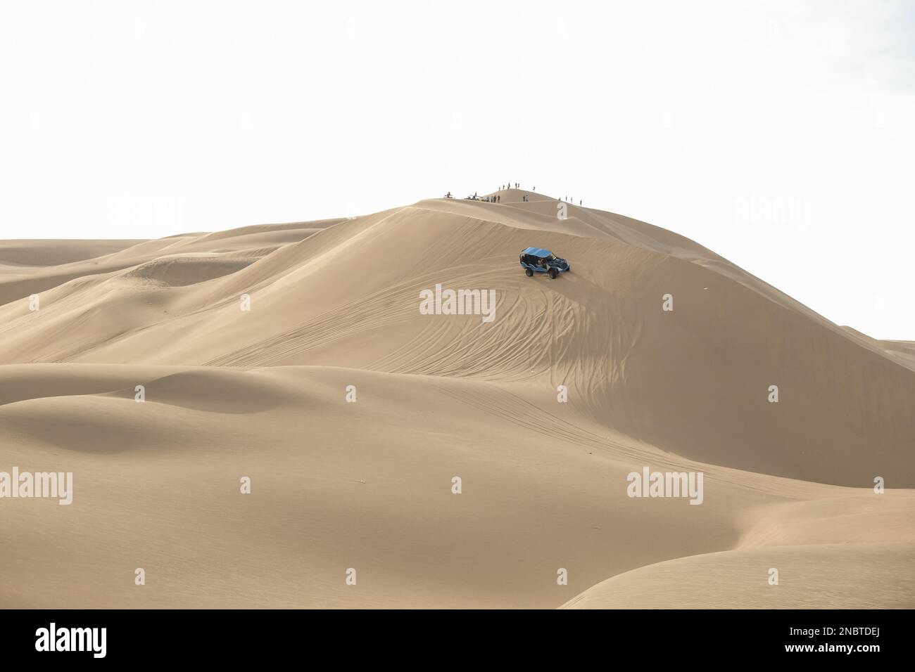Excursion en buggy dans le désert de Huacachina ICA Pérou avec des personnes éloignées. Paysage désertique avec buggy. Mise au point sélective. Espace ouvert. Banque D'Images