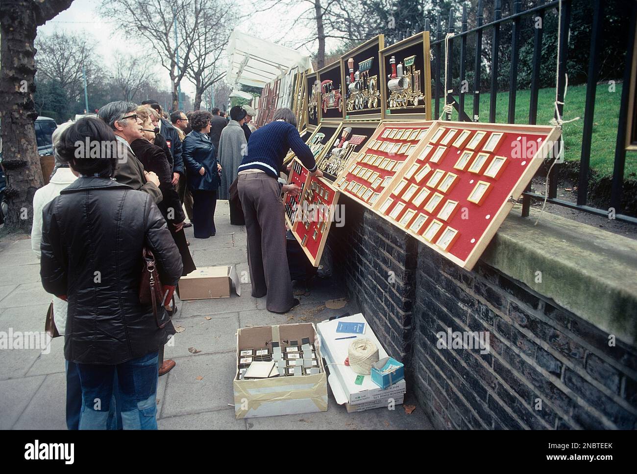 Londres 1977. Le long de la clôture de Hyde Park, les marchands d'antiquités et de souvenirs ont leurs objets exposés pour les touristes à acheter. Kristoffersson réf. DV2 Banque D'Images