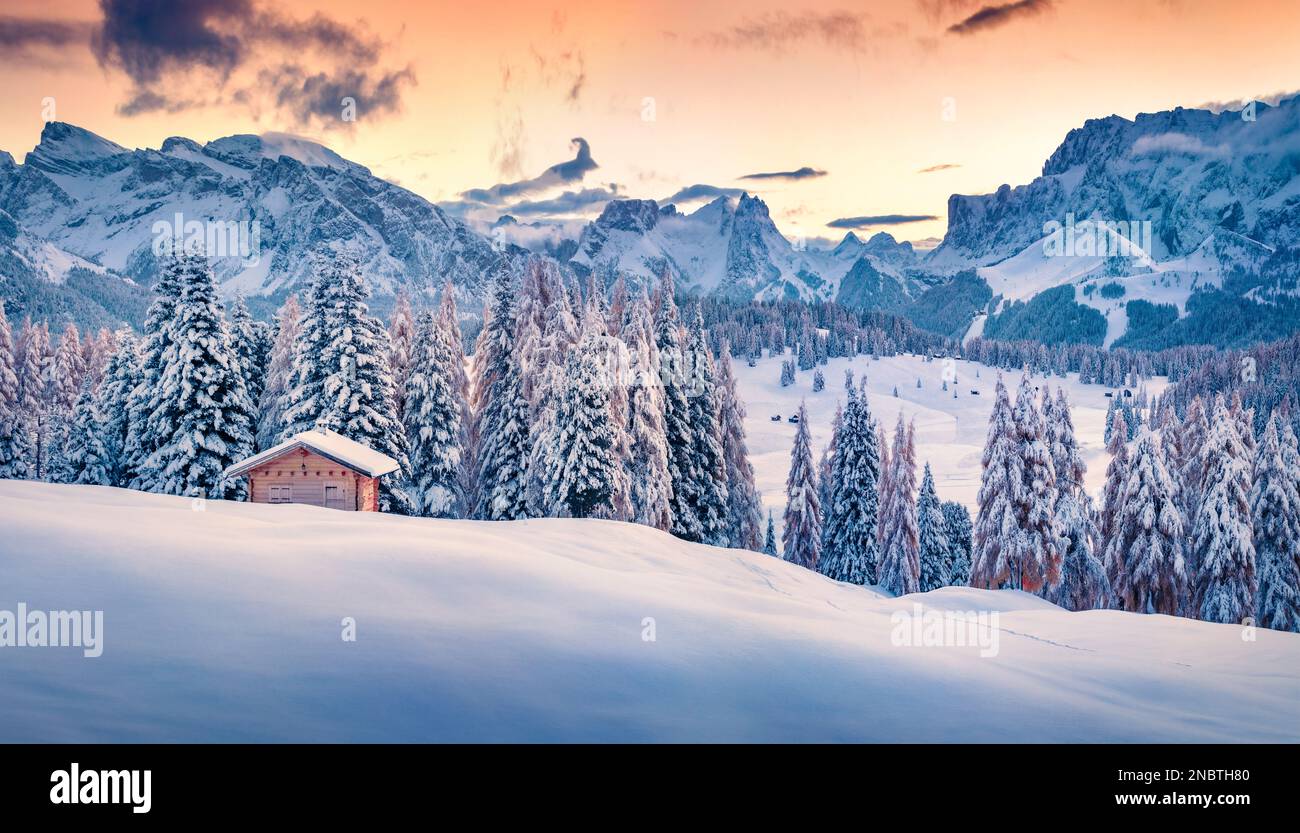 Paysage d'hiver intact. Belle vue du matin sur le village d'Alpe di Siusi. Splendide scène d'hiver des Alpes Dolomites. Incroyable lever de soleil sur Ityaly, eu Banque D'Images
