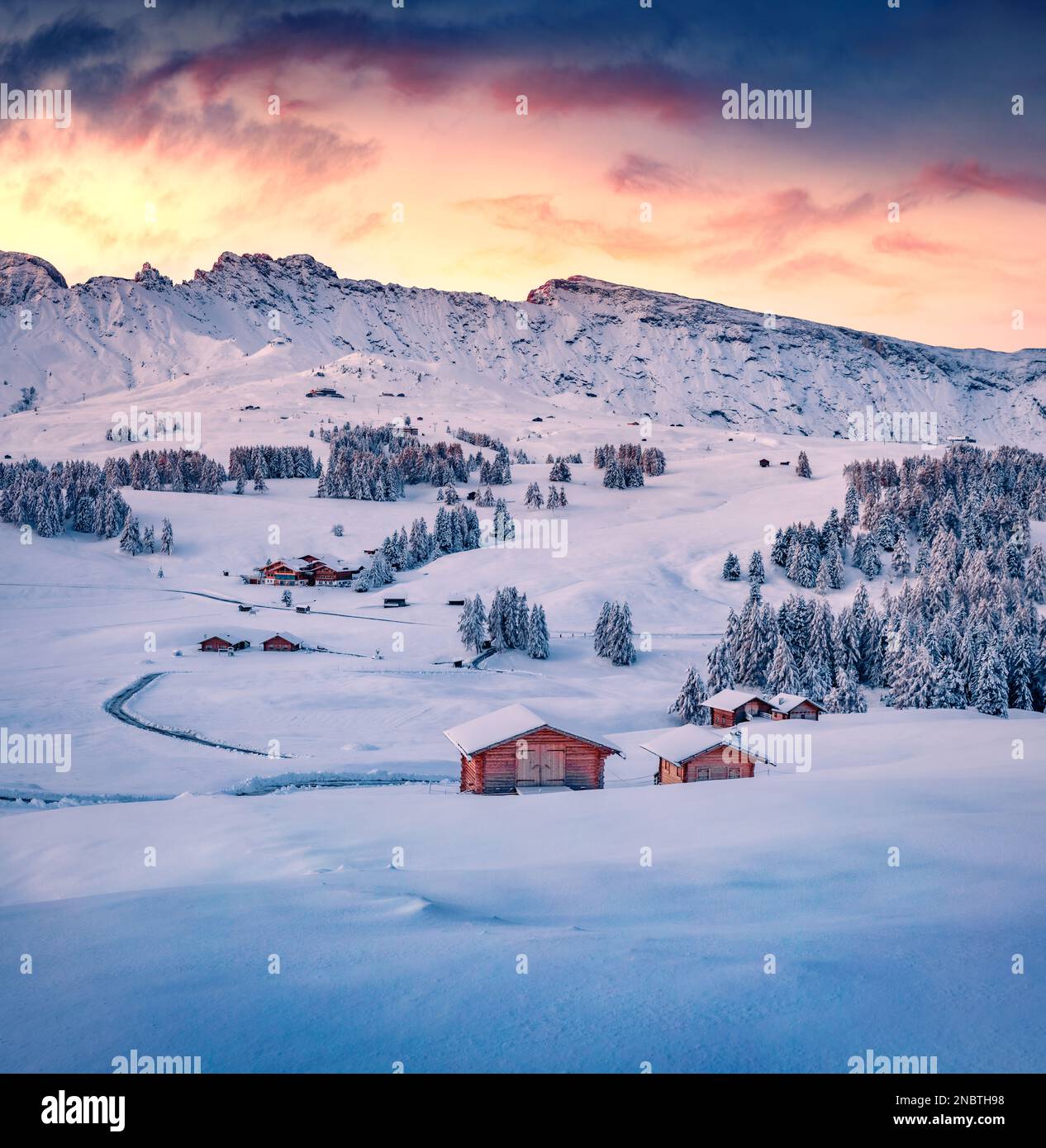 Paysage d'hiver intact. Vue spectaculaire du village d'Alpe di Siusi le matin. Incroyable scène d'hiver des Alpes Dolomites. Station de ski populaire à Ityal Banque D'Images