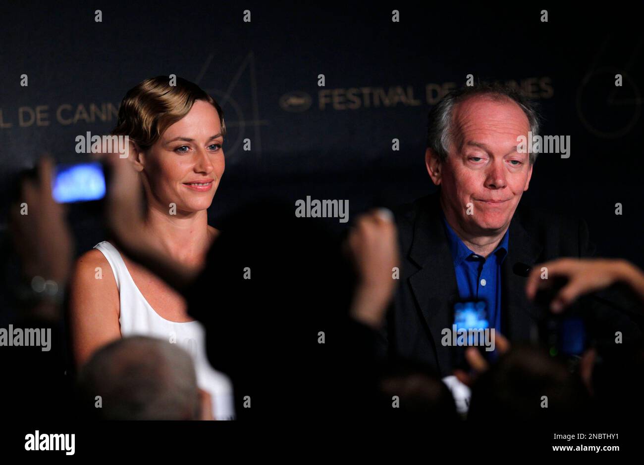 Actress Cecile De France, left, and director Luc Dardenne attend a press conference for Le Gamin au Velo, at the 64th international film festival, in Cannes, southern France, Sunday, May 15, 2011. (AP Photo/Francois Mori) Banque D'Images