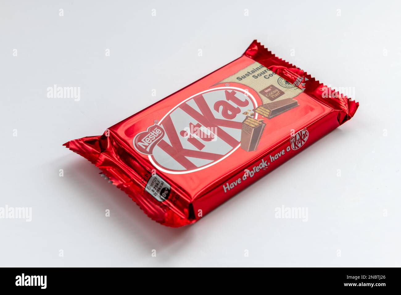 Londres. ROYAUME-UNI-02.12.2023. Un paquet de chocolat KitKat isolé dans un fond blanc. Banque D'Images