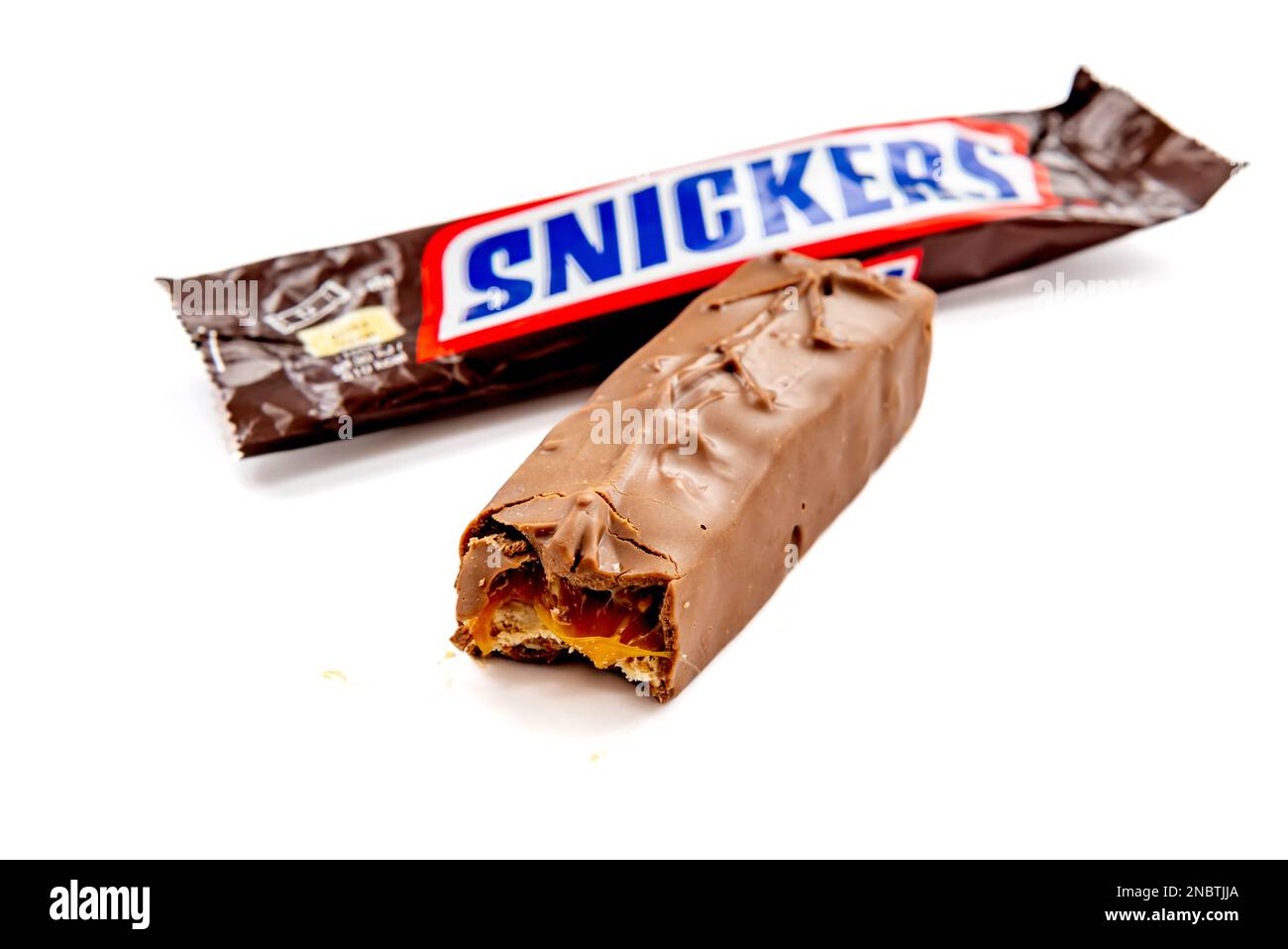 Lot de 5 barres de chocolat blanc Snickers dont une retirée Royaume-Uni  isolé sur fond blanc Photo Stock - Alamy