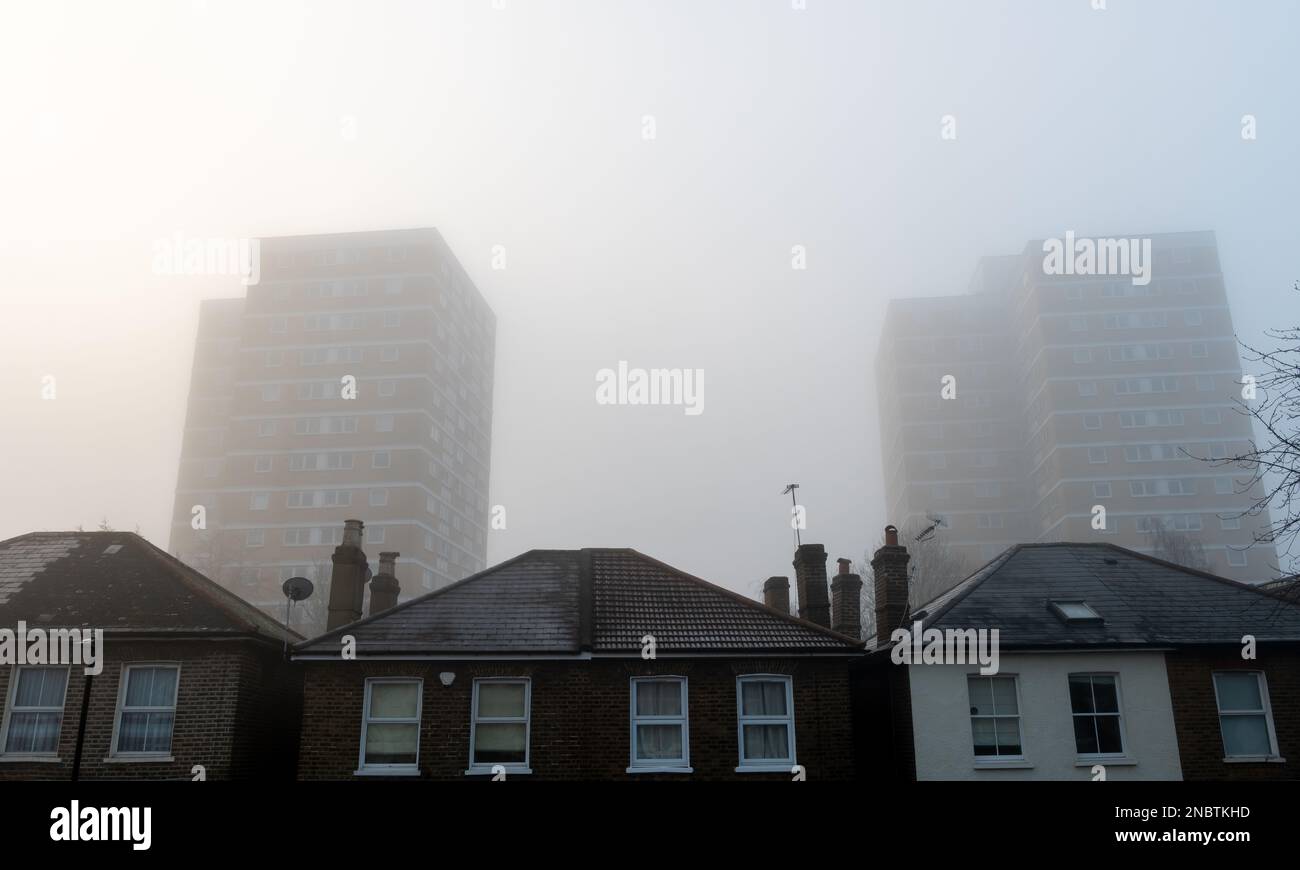 Une journée brumeuse avec une forte pollution de l'air dans une banlieue urbaine avec une visibilité limitée. Banque D'Images