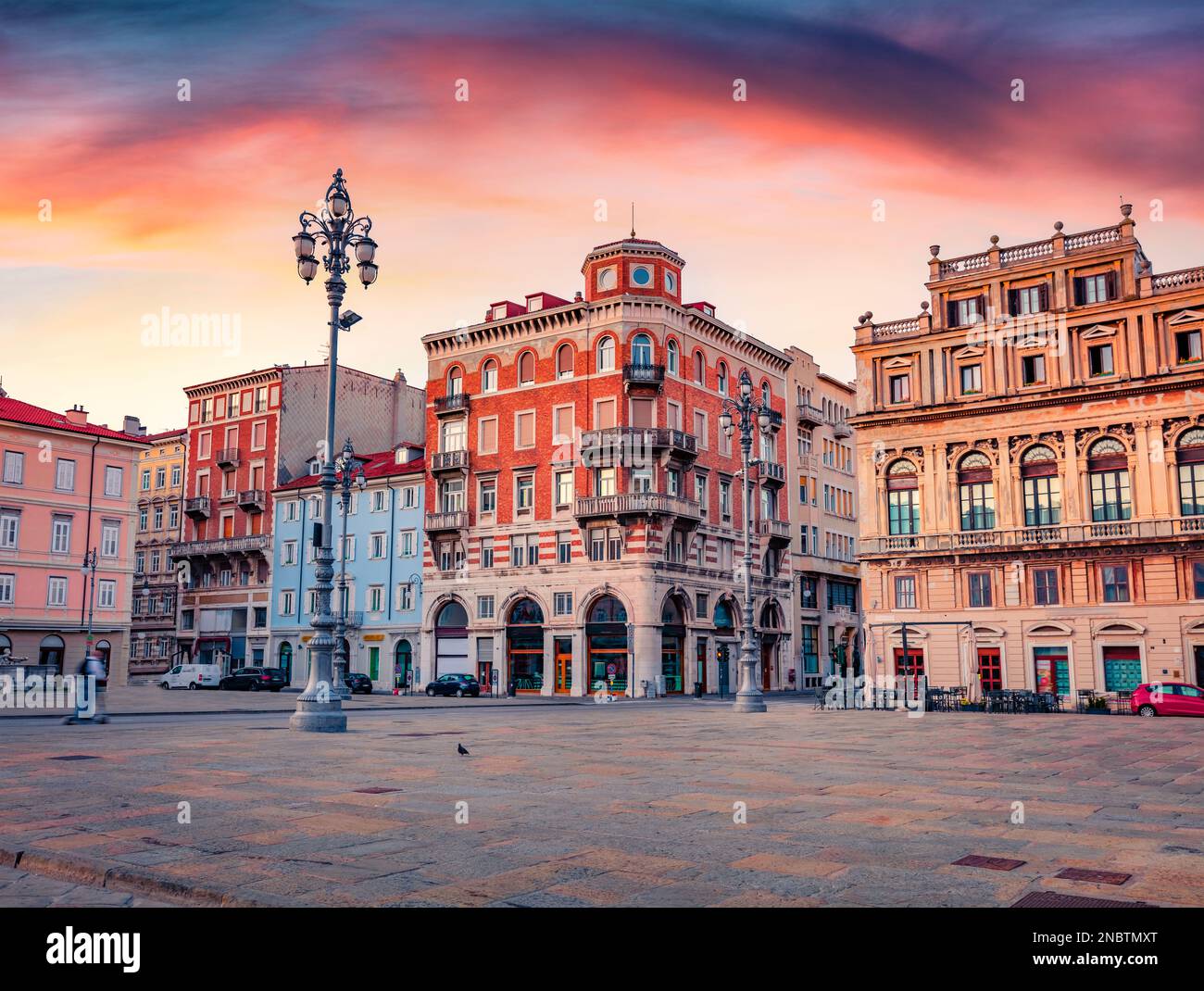 Magnifique lever de soleil d'été à Trieste, Italie, Europe. Magnifique vue du matin sur la place de la ville de Piazza del Ponte rosso. Présentation du concept de déplacement. Banque D'Images