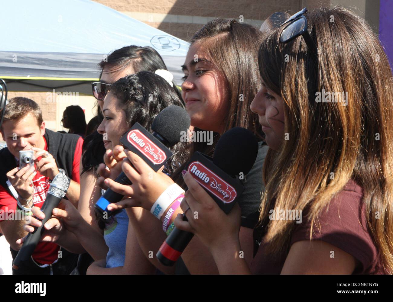 Fans came out to celebrate the Blu-ray and DVD release of Justin Bieber: Never Say Never, the highest grossing concert-themed film in US history in Los Angeles, Calif. on Friday, May 13, 2011. (Shea Walsh/AP Images for Paramount) Banque D'Images