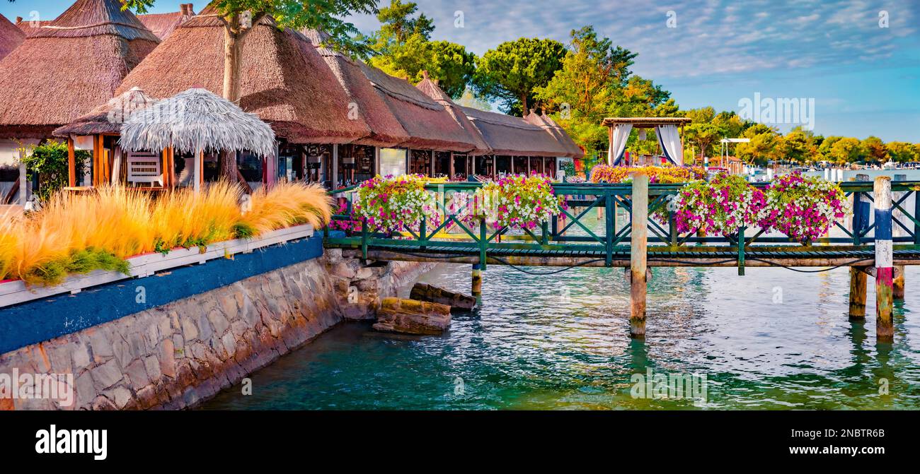 Vue panoramique le matin du village de Bibione Pineda, ville métropolitaine de Venise, Italie, Europe. Étonnante scène estivale de Laguna. Concept de voyage ba Banque D'Images