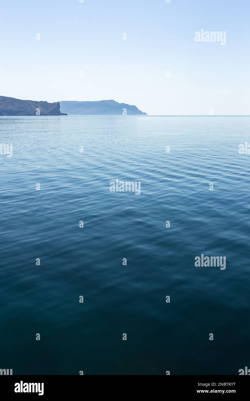 Belle mer d'été calme Paysage avec de l'eau bleu profond Banque D'Images