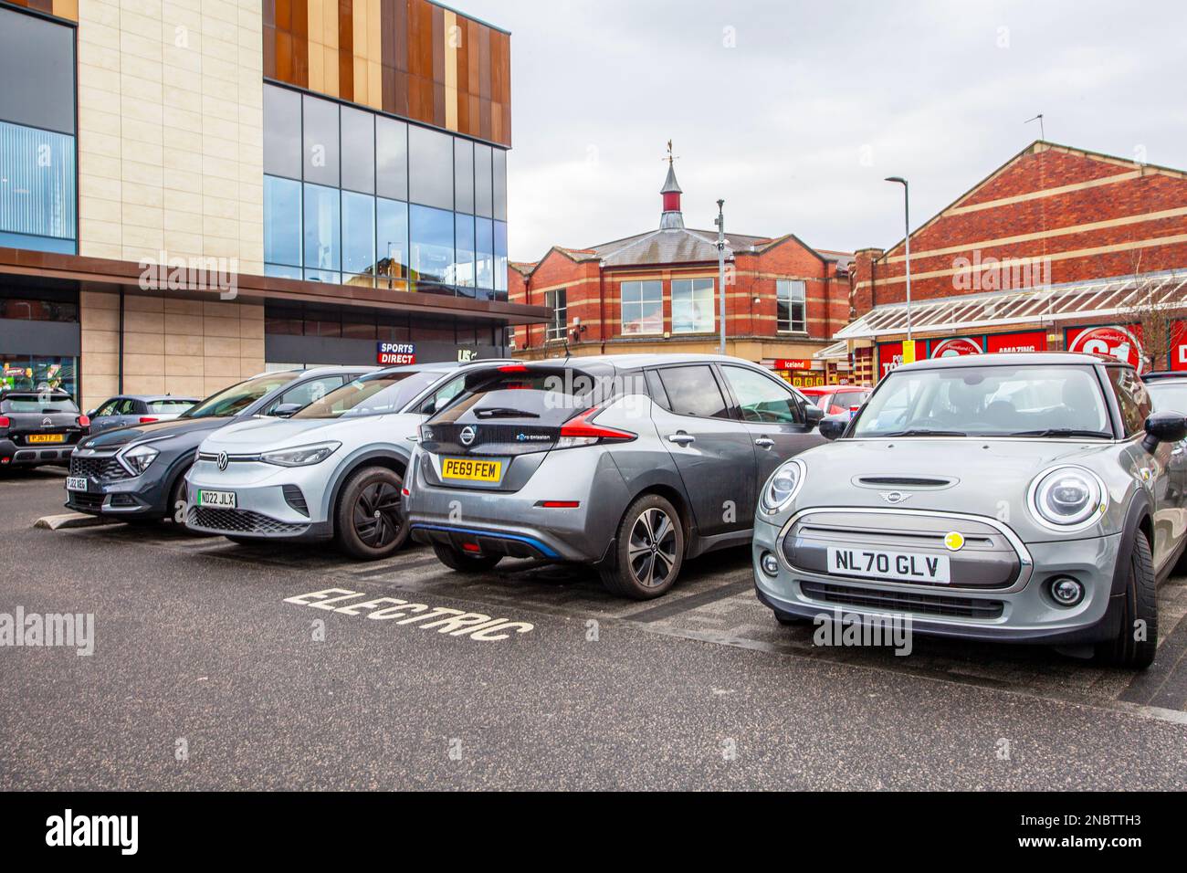 2020 gris MINI COOPER S NIVEAU ÉLECTRIQUE 1, 2019 gris NISSAN LEAF plus Launch Edition, 2022 VW Volkswagen ID4 LIFE SEL TSI 4MOTION DSG, point de charge de voiture électrique, Flat Iron Shoppers car Park, Chorley UK Banque D'Images