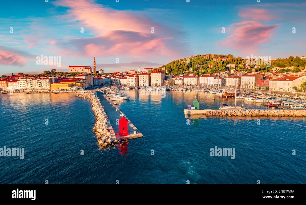 Pittoresque coucher de soleil d'été sur la côte Adriatique de la Slovénie avec une belle architecture vénitienne. Magnifique paysage urbain le matin de la ville de Piran. Vue depuis le vol Banque D'Images