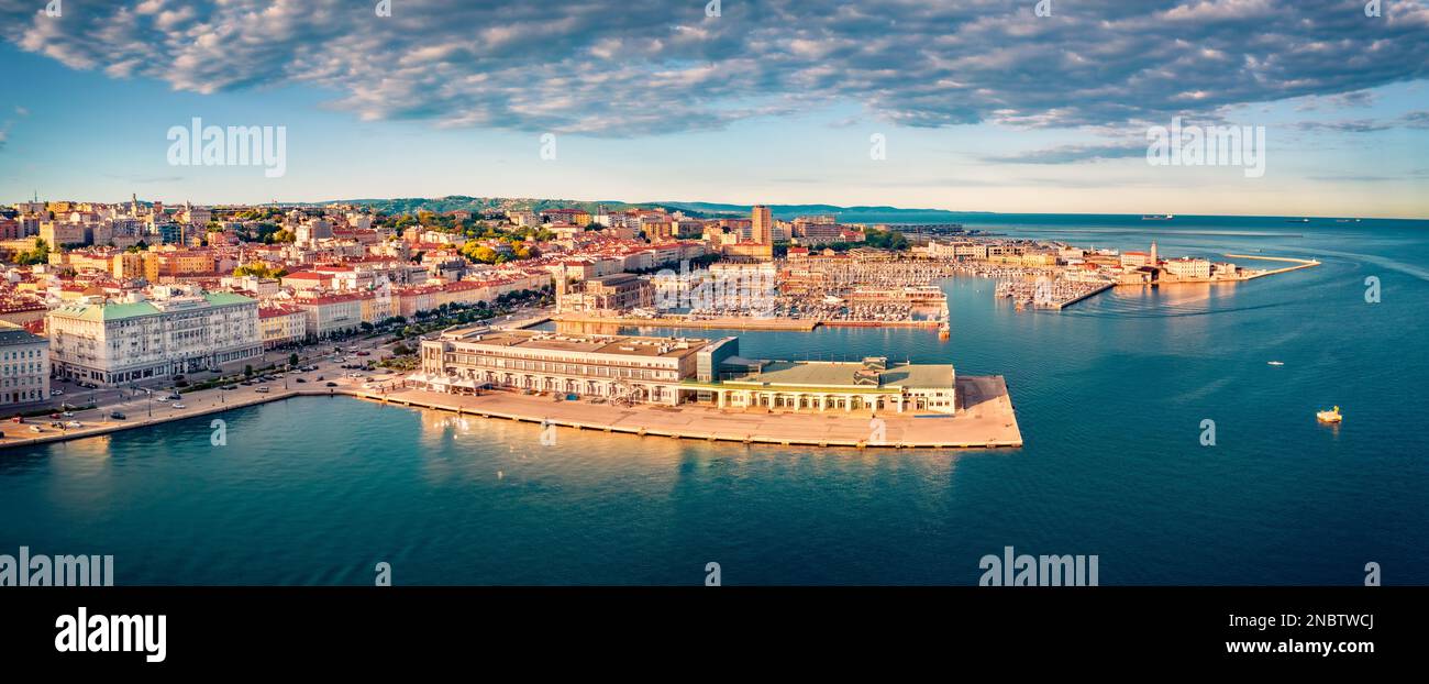 Vue de drone volant de quai de Trieste ville, Italie, Europe. Vue panoramique d'une matinée sur l'attraction touristique - croisière sur le quai de Trieste avec Molo Teresiano Banque D'Images