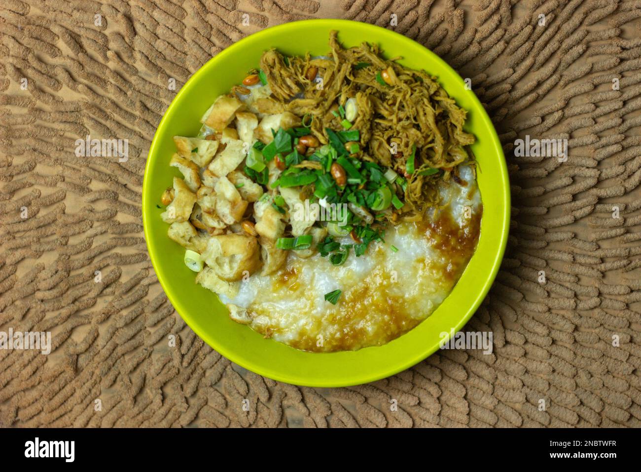 Un bol de porridge de poulet (bur ayam) c'est la nourriture de petit déjeuner Indonésie Banque D'Images