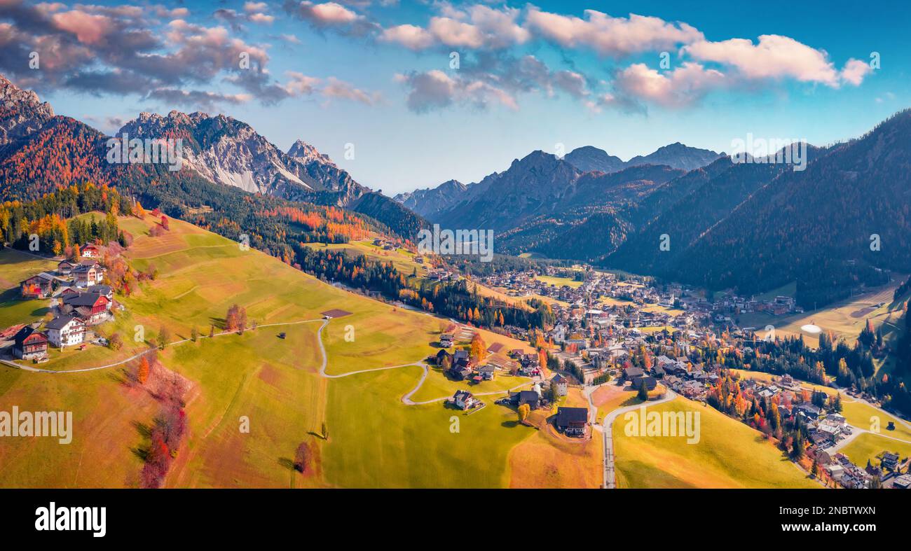 Vue magnifique du drone volant du village de San Vigilio di Marebbe, province de Bolzano - Tyrol du Sud, Italie, Italie, Europe. Concept de voyage back-gr Banque D'Images