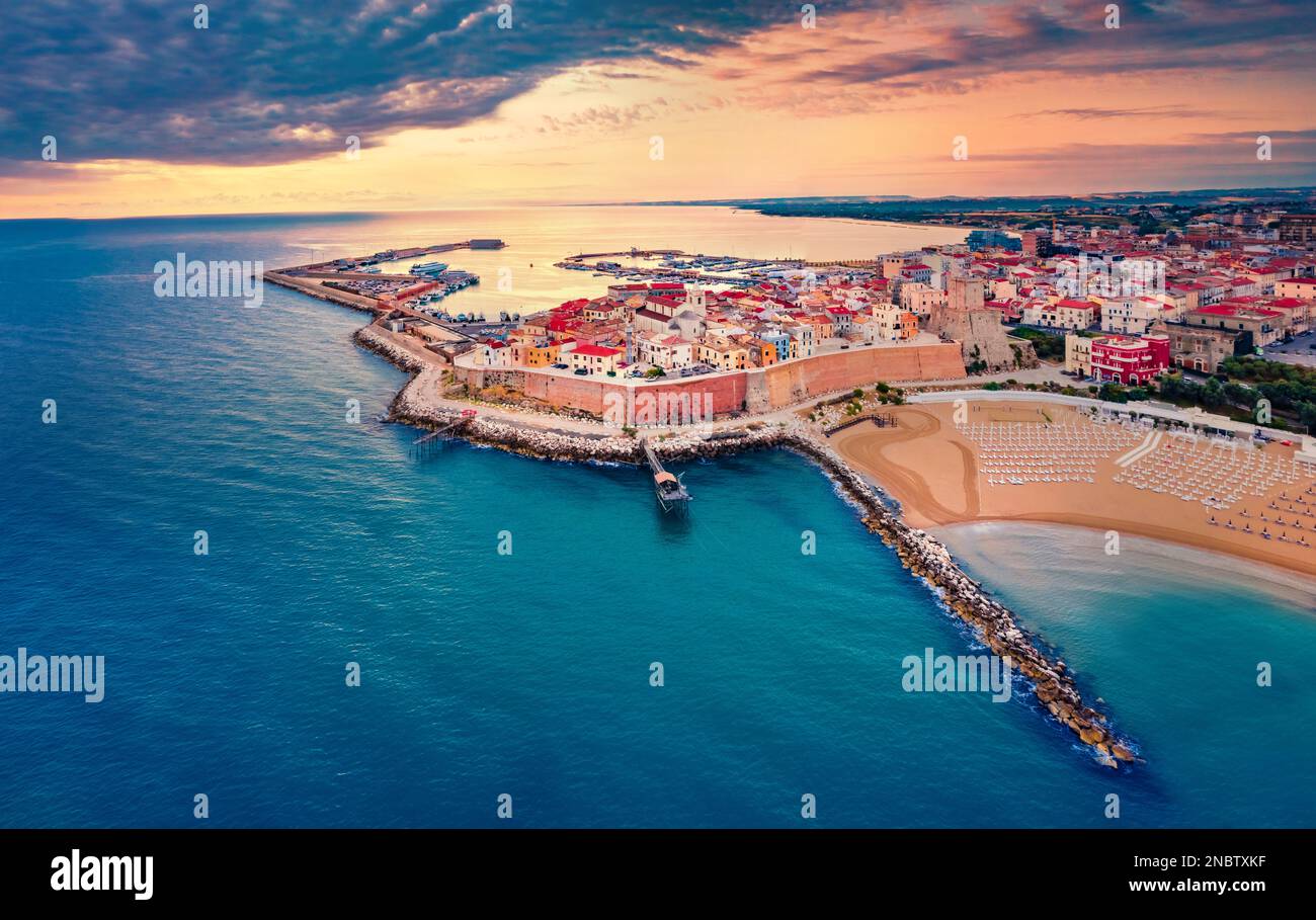 Vue d'été à couper le souffle depuis le drone volant de la plage de Sant'Antonio. Panorama urbain passionnant du port de Termoli le matin. Un lever de soleil spectaculaire sur la mer Adriatique. Par Banque D'Images