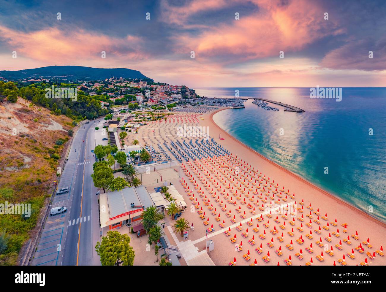 Photographie aérienne de paysage. Lever de soleil coloré en été sur la plage publique de Numana. Paysage marin pittoresque de la mer Adriatique. Splendide scène extérieure de l'Italie, E Banque D'Images
