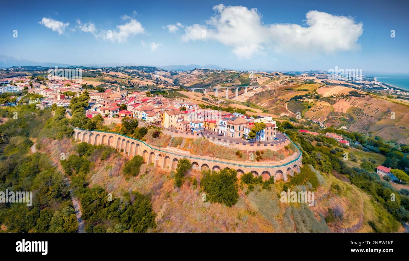 Photographie aérienne de paysage. Superbe vue d'été depuis un drone volant de la ville de Silvi Paese. Magnifique scène matinale de la campagne italienne. Belle somme Banque D'Images