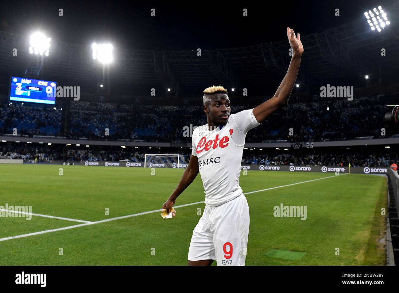 Victor Osimhen de SSC Napoli fait des vagues de certains supporters à la fin de la série Un match de football entre SSC Napoli et US Cremonese à Diego Armando Marad Banque D'Images