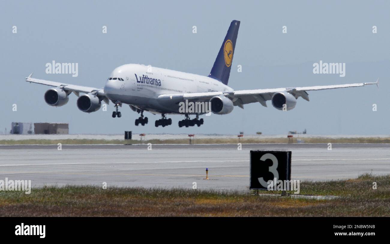 A Lufthansa Airlines A380, the world's largest passenger aircraft, lands at San Francisco International Airport in San Francisco Tuesday, May 10, 2011. The plane made its inaugural flight to San Francisco from Frankfurt. (AP Photo/Eric Risberg) Banque D'Images