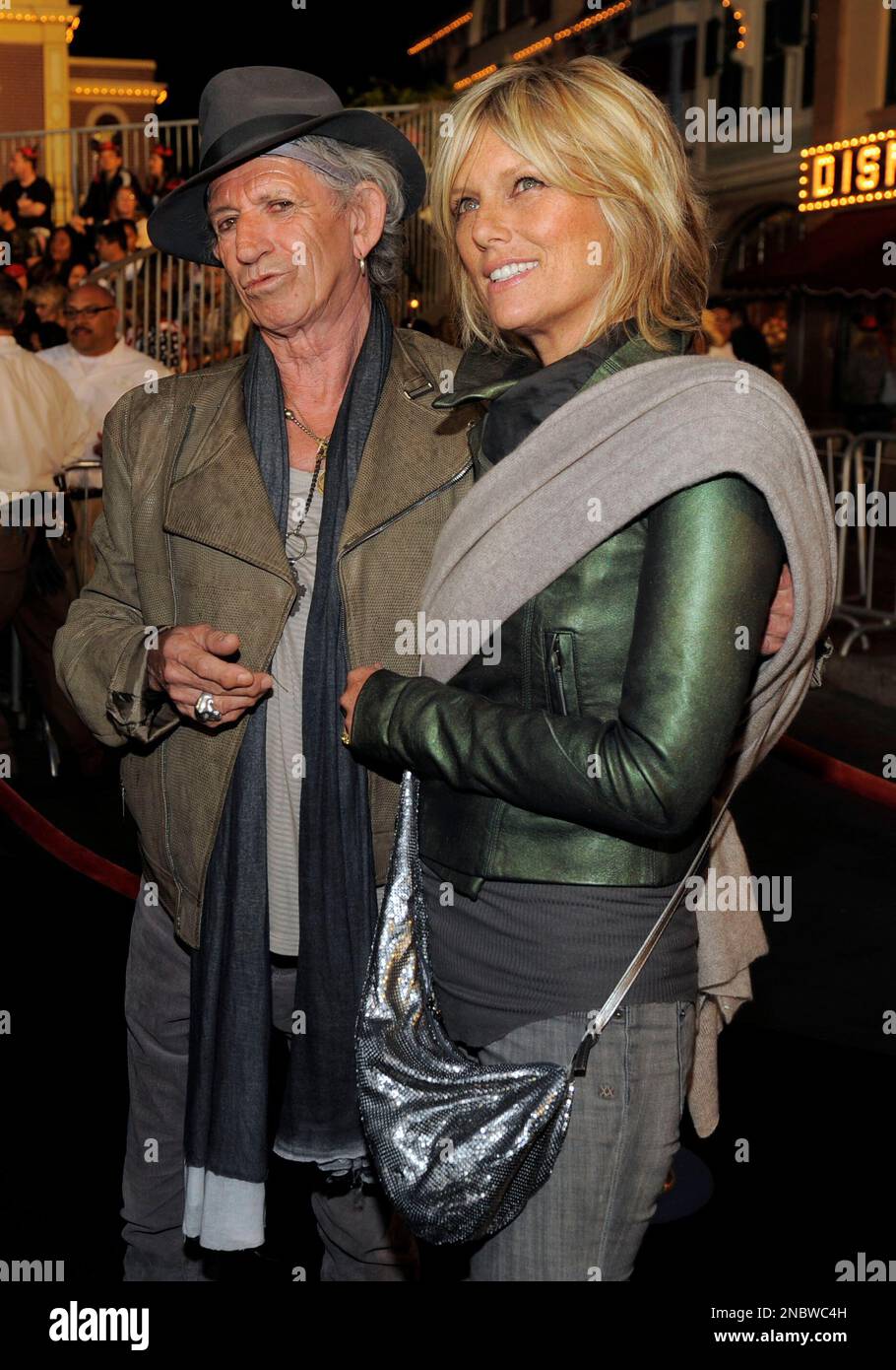 Keith Richards, left, and Patti Hansen arrive at the World Premiere of "Pirates of the Caribbean: On Stranger Tides" at Disneyland in Anaheim, Calif., on Saturday, May 7, 2011. (AP Photo/Chris Pizzello) Banque D'Images