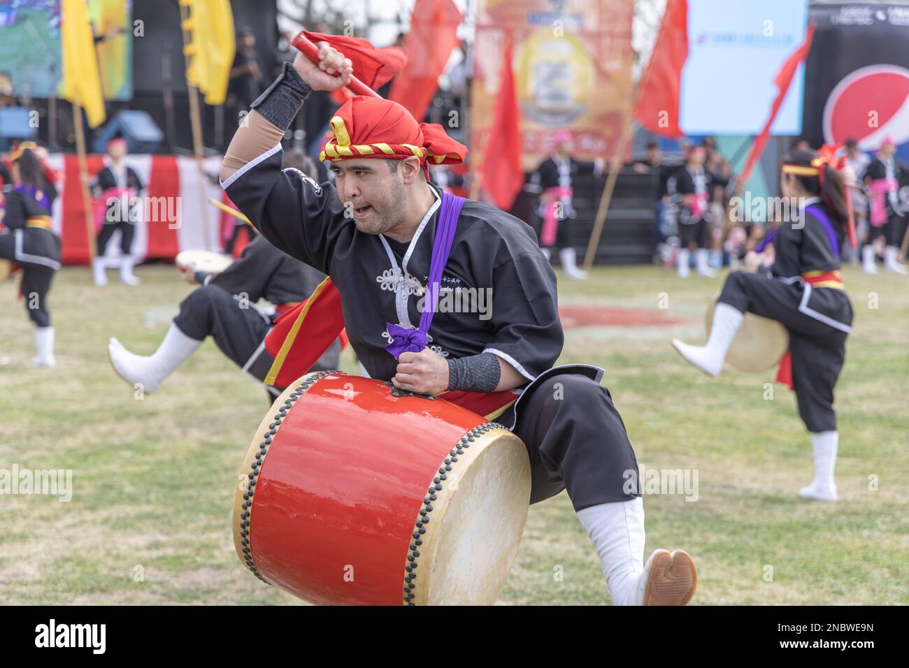 Buenos Aires, Argentine - 14 février 2023: Jeune homme japonais avec tambour. EISA (danse japonaise avec batterie) à Varela Matsuri. Banque D'Images
