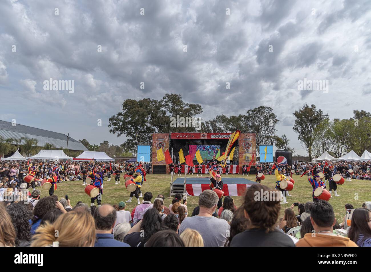 Buenos Aires, Argentine - 14 février 2023: Public regardant un festival japonais. EISA (danse japonaise avec batterie) à Varela Matsuri. Banque D'Images
