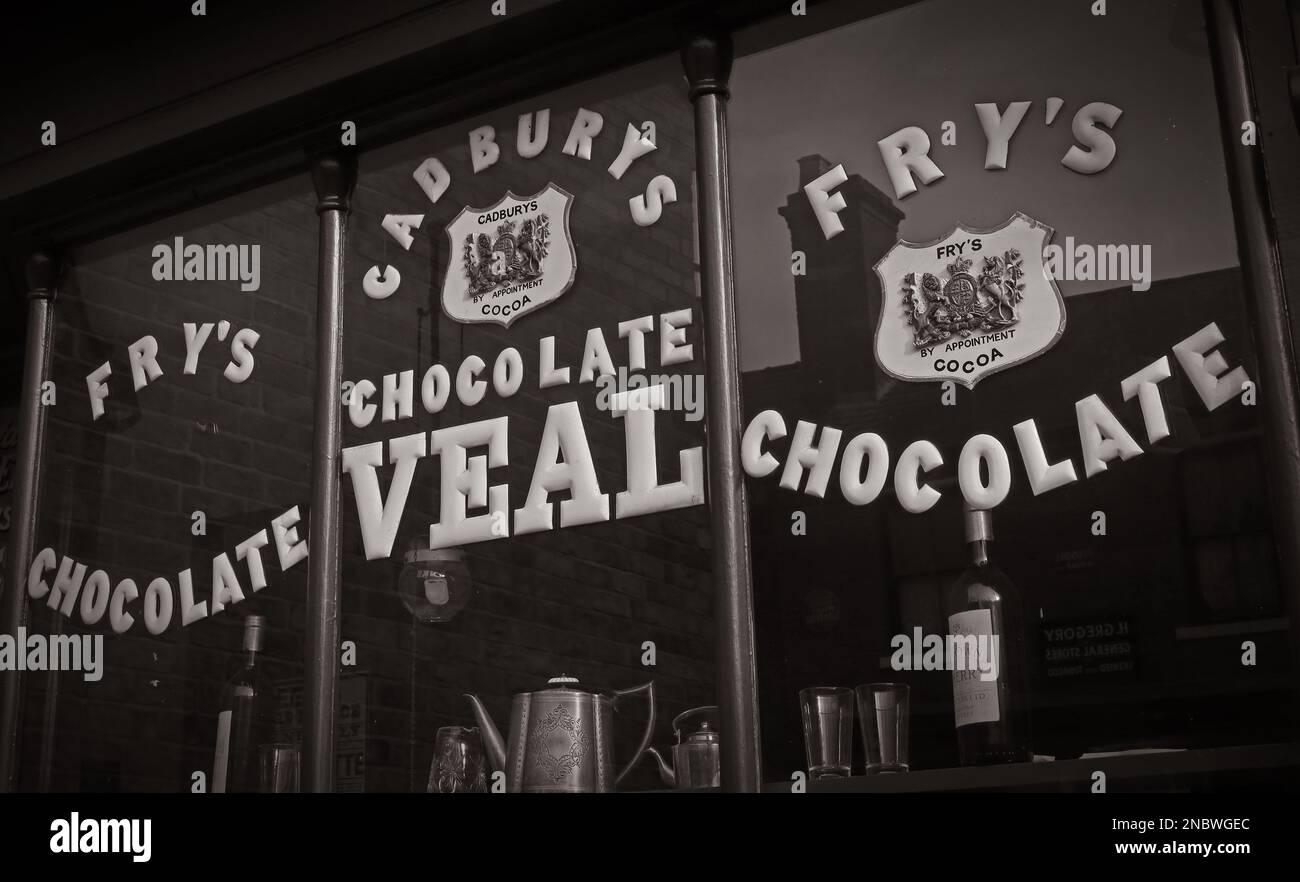 Confectioners monochromes et magasin de chocolat, Frys, Cadburys, veau de chocolat, peint sur les fenêtres du magasin - 1930s, West Midlands, Royaume-Uni Banque D'Images