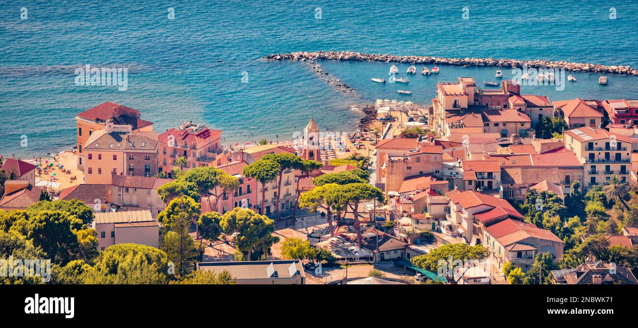 Vue aérienne d'été sur la ville de Castellabate. Superbe paysage marin du matin de la mer Méditerranée, Italie, Europe. Présentation du concept de déplacement. Banque D'Images