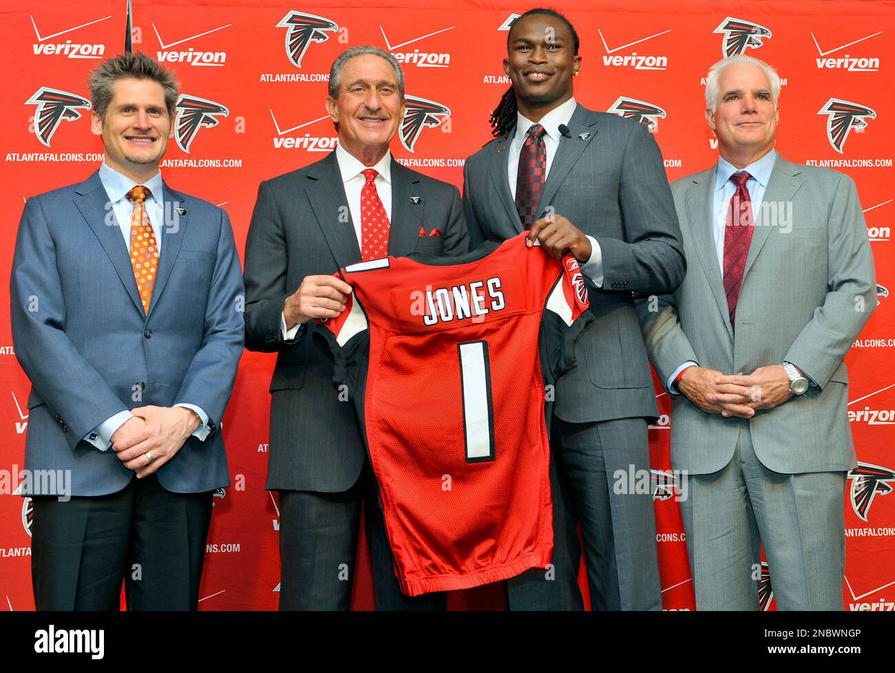 Atlanta Falcons first round draft selection, wide receiver Julio Jones, center right, poses for photographers with Falcons Owner and CEO Arthur Blank, center left, General Manager Thomas Dimitroff, left, and coach Mike Smith, right, after being introduced to media during a press conference, Friday, April 29, 2011 at the Falcons Training Facility in Flowery Branch, Ga. (AP Photo/Gregory Smith) Banque D'Images