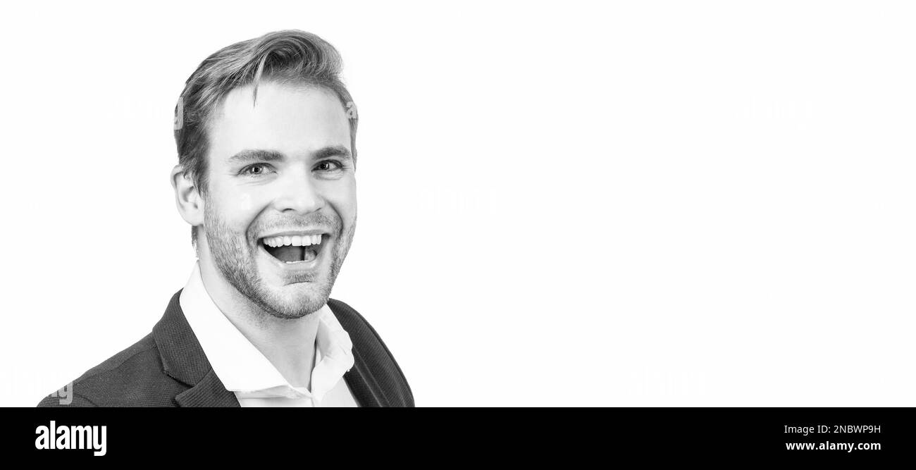 Celui qui porte le sourire. Portrait d'un homme heureux. Un homme professionnel sourit isolé sur blanc. Portrait de visage d'homme, bannière avec espace de copie. Homme d'affaires en costume Banque D'Images