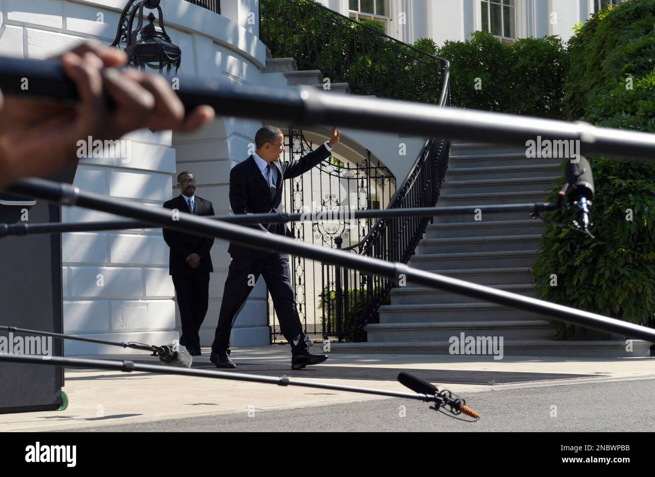 President Barack Obama waves as he heads to Marine One on the South Lawn of the White House in Washington, Thursday, May 5, 2011. (AP Photo/Susan Walsh) Banque D'Images
