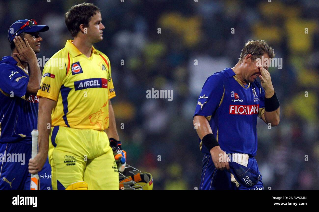 Rajasthan Royals captain Shane Warne, right, reacts as he walks back with teammate Rahul Dravid, left, after losing their Indian Premier League (IPL) cricket match against Chennai Super Kings in Chennai, India, Wednesday, May 4, 2011. Chennai Super Kings batsman Albie Morkel also seen, second left. (AP Photo) Banque D'Images